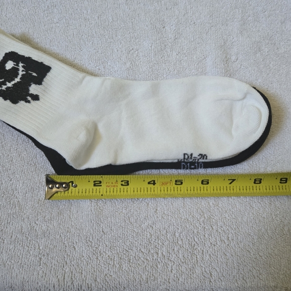 ๐๐ 2 Pairs Random Design of Graffiti Ankle Socks - Picture 7 of 8